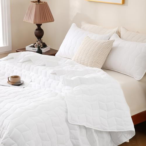 HiSnug Seersucker Quilt Set Queen Size - White Bedspread Oversized Lightweight, Soft Quilted Bed Spread Coverlets, Breathable Quilts Bedding Set for All Seasons, 3 Pieces, 1 Quilt and 2 Pillow Shams