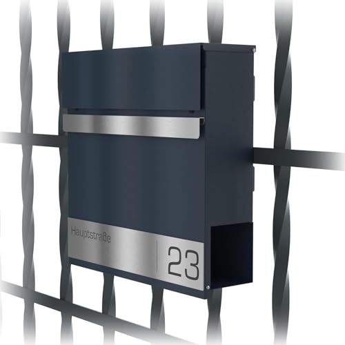 Graviers Design Briefkasten in Anthrazit RAL 7016 mit Zaunhalterung - Postkasten personalisiert Edelstahl Lasergravur Straßenname Hausnummer - Briefbox mit Schloss Zeitungsfach Zeitungsrolle