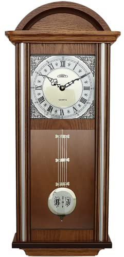 PRIM Wanduhr Pendulum III – B, Retro Design, 610 x 250 x 90 mm, Verziertes Zifferblatt, Pendel-Wanduhr aus Holz, Quarz-Uhrwerk, Braun, Luxus Deko für Wohnzimmer, Schlafzimmer, Büro