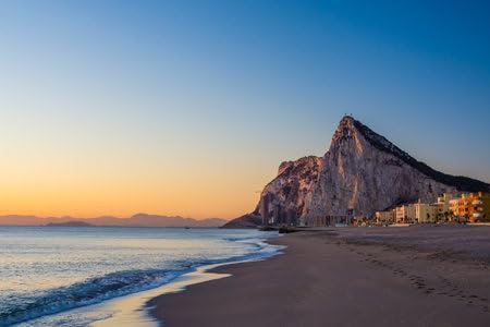 Holz-Bild 110 x 70 cm: Blick auf den Felsen von Gibraltar im Mittelmeer bei Sonnenaufgang. (180950340)