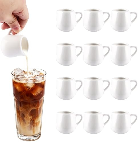 LDXDRU 12 Stück Weiße Milchkännchen Porzellan 60ml Kleine Sahnekännchen mit Löffel Mini Porzellan- Milchschaumkännchen Milchkanne mit Griff Mini-Kännchen für Milch Kaffee Sauce Soße Sirup Server