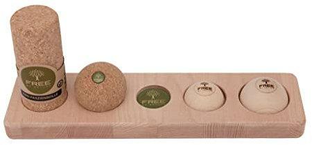 Free by Nature® Fußtrainerset | Minifaszienrolle sowie Kugel aus Kork und Triggertool Set aus Holzhalbkugeln 5 & 6 cm | 4-teiliges Set Faszienball und Massagerolle mit Holzständer | inkl. Beutel