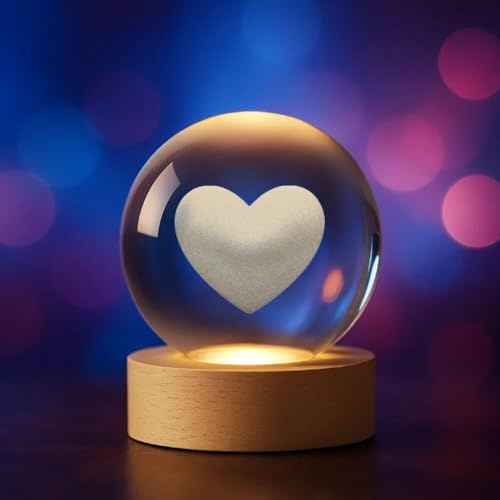 Plexido 3D Kristallkugel LED – Verschiedene Motive zur Auswahl: Tiere, Kosmonaut, Emojis – Deko-Licht aus Glas mit Holzsockel – Personalisierbar – Geschenkidee (Herz)