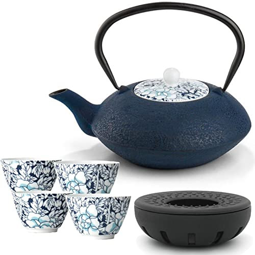 Bredemeijer Teekanne asiatisch Gusseisen Set blau 1.2 Liter Teekessel mit Edelstahl Tee-Filter Sieb-Einsatz für losen Tee & gusseisernen Stövchen inkl. 4 blauen Teebecher Porzellan