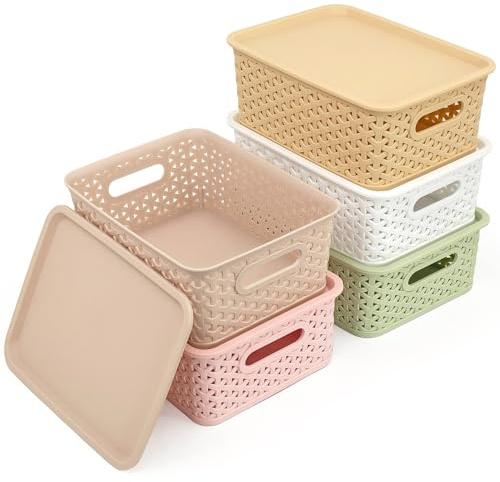 LYLIDIA 5pcs Aufbewahrungsbox mit Deckel Klein Korb, 4L Kiste Aufbewahrungskorb in Rattan Design, Stapelbar Box PP Kunststoff, Organizer Körbchen Stapelboxen mit Griffen, 25x17x10.5 cm (Bunt 5er-Set)