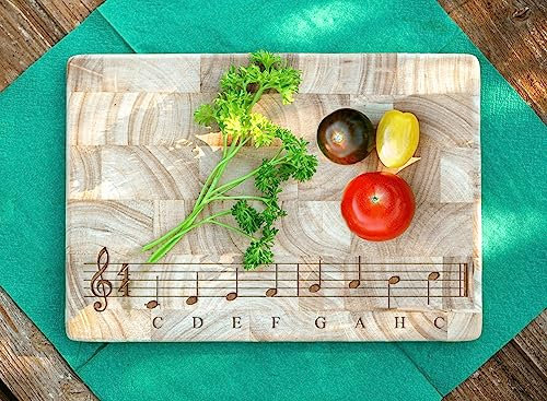NOTEN Frühstücksbrettchen Holz Tonleiter Gravur | 26 x 18 cm Gummibaum Holzbrettchen | Geschenk für Musiker oder Musikschule