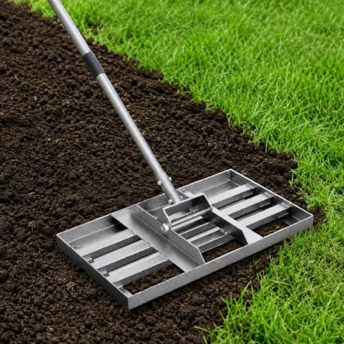 Rastrello livellatore per prato, strumento di livellamento per prato resistente con manico extra lungo in acciaio resistente, ideale per prati, cortile, giardini, campi da golf, fattorie e pascoli