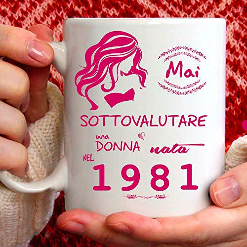 Tee Design 1981 Födelsedagskopp 43-årig dam, presentidé underskattar aldrig en kvinna född 1981 - roliga presentmuggar - roliga prylar