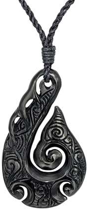 81stgeneration Handgeschnitzter Großer HEI Matau-anhänger aus Horn mit Gravur | Surfer-Accessoire für Herren | Handgemachte Maori Fischhaken Halskette | Stammes-ozeanwellen-amulett
