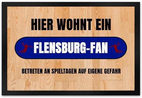speecheese Hier wohnt EIN Flensburg-Fan Fußmatte XL in 40x60 cm mit Turnhallenboden Motiv Sportfan Flensburg Sport Sportler