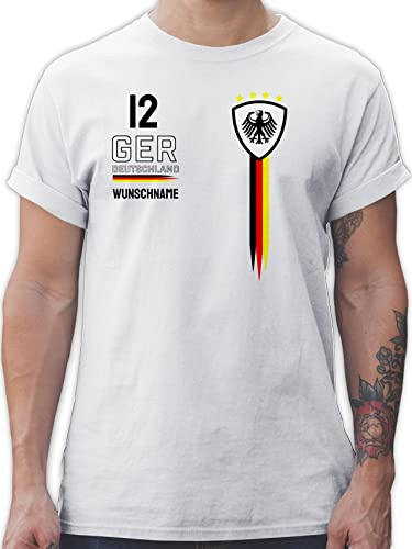 Geschenk mit Namen personalisiert by Shirtracer - T-Shirt Herren - 2026 Fussball Fanartikel - Deutschland WM Trikot Farben