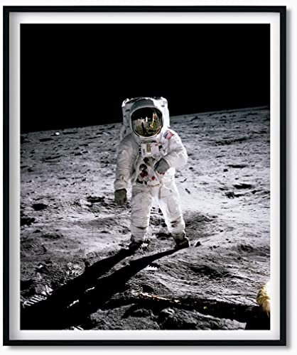 Astrography Kunstdrucke The First Moonwalk - Poster Weltall Deko für Büro, Wohnzimmer, Schlafzimmer - Geschenk zum thema Space, NASA und Astronomie (100 x 70 cm)