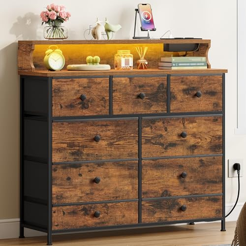 Hzuaneri Kommode mit 9 Schubladen, LED-Lichtleiste, 2 USB & 2 AC-Anschlüsse | Vielseitiges Aufbewahrungsmöbel für Wohnzimmer und Schlafzimmer, 30 x 100 x 95 cm, Vintagebraun DU02901BEU
