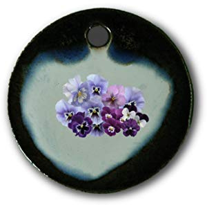 Schöner Keramik-Anhänger „Stiefmütterchen“ in braun-blau-grün marmoriert; Schmuck Kette Kettenanhänger Geschenk Kunsthandwerk Keramik rund Talisman Halskette Aufmerksamkeit Mitbringsel individuell