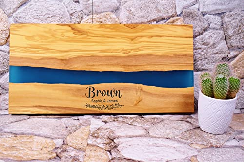 Planche à Découper Personnalisée | Prénom gravé Matière en bois d'Olivier et Résine époxy | Cadeau Cuisine | Cadeau d'anniversaire | Taille 41x20x1,5 | de Algis Crafts