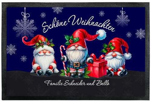 True Statements Weihnachts-Deko Fußmatte personalisiert mit Wunschtext „Schöne Weihnachten“ - mit 3 Wichtel Motiv - für Innen & Außen – rutschfest - Geschenke Weihnachten (90 x 60 cm)