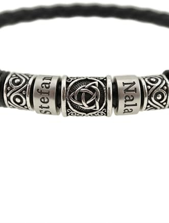 Timbalino Herren-Lederkette mit individueller Gravur – Handgefertigte Halskette aus Echtleder mit 2 personalisierbaren Beads – Geschenk für Männer, Schwarz oder Braun
