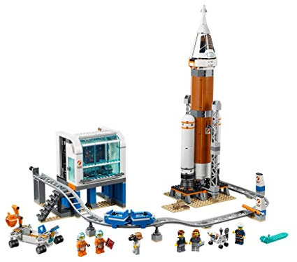 La fusée spatiale et sa station de lancement