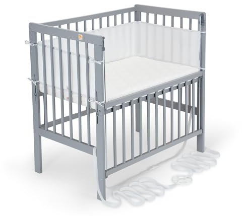 FabiMax Baby Beistellbett Flex mit innovativem Seitengitter für Boxspringbett, inkl. Matratze und Nestchen aus Netzstoff, Buche massiv grau, Comfort/weiß mit Punkteband