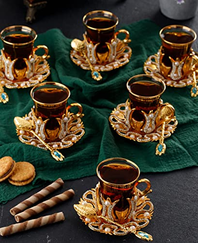 DEMMEX Juego de 6 vasos de té hechos a mano estilo turco con platillos y cucharas con cristales y perlas, dorado, 3 onzas