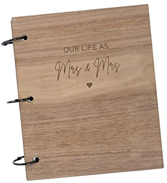 Our Life as Mrs & Mrs Fotoalbum – Lesbisches Paar Erinnerungsbuch – Gravierte Hochzeitsgeschenke – Holzjubiläum für Sie – Paarbuch zum gemeinsamen Ausfüllen (Nussbaum, 50 Seiten)
