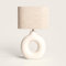 LEDKIA LIGHTING - Lámpara de Mesa Decorativa | Cerámica Beige Artesanal | Pantalla de Tela | Adecuada para Bombillas E27 hasta 40W | Uso Interior, Beige, Cerámica, Tela