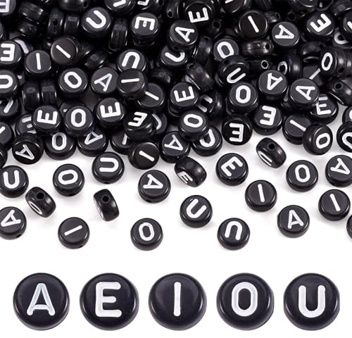 Bestewelry Flache runde Acryl-Buchstabenperlen mit weißen Buchstaben, Vokale A, E, I, O, U, 7 mm, schwarze Scheibe, Alphabet, lose Perlen, Abstandshalter für Schmuckherstellung, 500 Stück