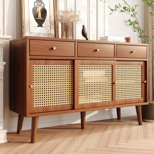 SogesHome Buffets Credenza con 3 cassetti, 3 ante scorrevoli, intreccio di rattan sui frontali delle ante, gambe in legno massiccio, maniglia ad arco in metallo dorato, ripiani regolabili, 120x40x78