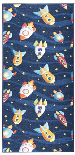KARAT Teppich Kinderzimmer Jungen & Mädchen Kinderteppich Läufer für Babyzimmer, rutschfeste Rückseite, Robust und Pflegeleicht, 80 x 150 cm, Blau (Cute Rockets)