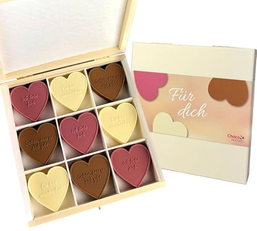Hochwertige Schoko-Herzen Geschenkbox - 27 handgefertigte Schokoladenherzen mit Liebessprüchen in edler Holzbox - schönes Geschenk Herz Schokolade - Schokolade in bester Qualität von CHOCO SECRETS