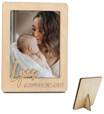 PartyMagix Premium Geschenk zur Geburt personalisiert mit Namen - Nachhaltiger Bilderrahmen Geschenkidee 10x15 cm aus Holz, Mädchen Junge Mutter Baby