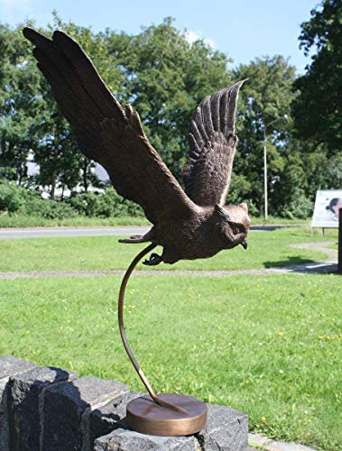 Thermobrass Bronzeskulptur Fliegende Eule mit Standfuß - Dekoration für den Garten - 43x54,5x26 cm