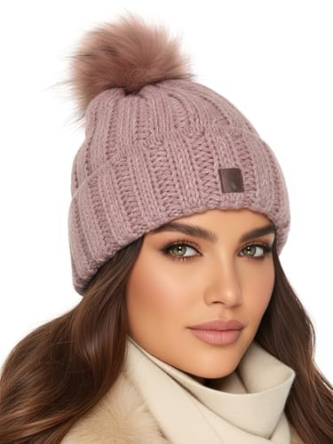 Baesics Strickmütze Rosa mit Bommel für Damen & Herren – warme Unisex Wintermütze mit Fleecefutter & Kunstfell Pompon One Size – Beanie Stil