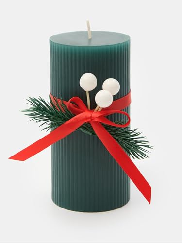 Vela navideña verde decorativa Ø 7 × 14 cm – con lazo rojo, bayas blancas y pino – Vela cilíndrica 350 g para decoración del hogar y mesa de Navidad