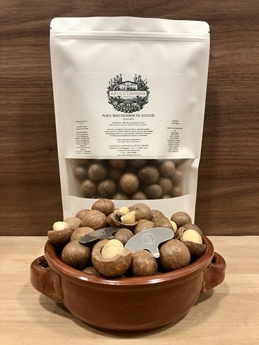 Noci di Macadamia Leggermente Tostate in Guscio - Pre-Crack - Formato da 500 Grammi In Sacchetto in Kraft Richiudibile - Senza Conservanti, Senza Additivi e Senza Sale