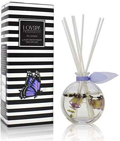 LOVSPA Spa LavendelDiffusorÖlGeschenkSet | Hergestellt mit ätherischen Ölen aus Lavendel, Ylang und Geranien + echten Kräutern in der Flasche | Schönes Display für Ihre Heimdekoration |