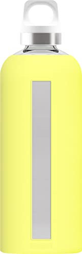 SIGG Star Yellow Trinkflasche (0.5 L), schadstofffreie und auslaufsichere Trinkflasche, hitzebeständige Trinkflasche aus Glas mit Silikonhülle
