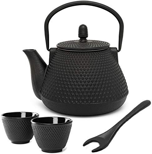 Bredemeijer Teekanne asiatisch Gusseisen Set - schwarze Gusskanne mit Henkel 0.8 Liter & Edelstahl Tee-Filter Sieb-Einsatz für losen Tee & 2 Teebecher (Tassen) & Deckelheber