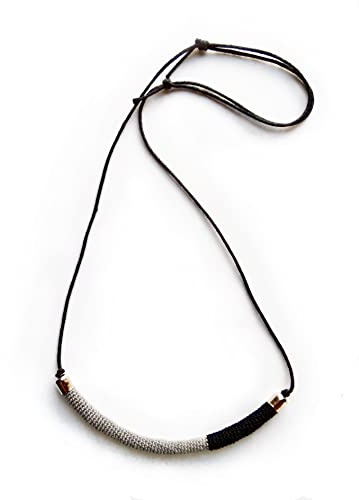 collana geometrica contemporanea minimalista fatta all'uncinetto