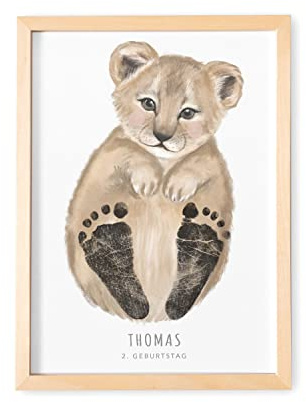 Baby Fußabdruck Bild personalisiert mit Löwe für Kinderzimmer mit Rahmen | Personalisiert, DIN A4, Tierposter mit Löwe, für Babyzimmer & Kinderzimmer, Fußlänge bis 6 cm, Alter bis 6 Monate