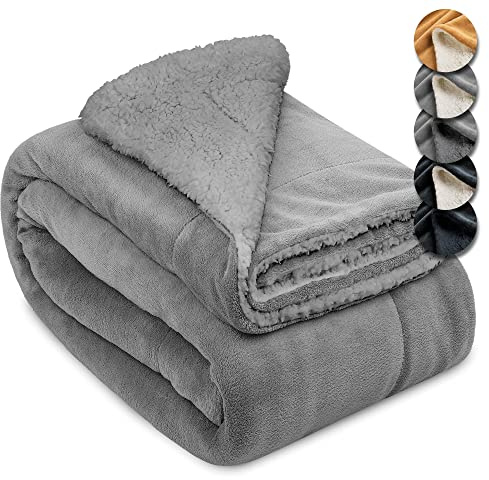 Beautissu Sherpa Decke Wohndecke Kuscheldecke warme Dicke Winterdecke Sofa | 220x240cm Hellgrau Lammfell-Optik flauschige XL Überwurf Couch Fleecedecke Tagesdecke Wohnzimmer Alina