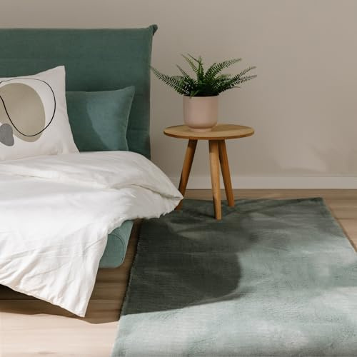 benuta Basic Kunstfaser Fellteppich Furry - Grün 70x200 cm - Weicher Wohnzimmerteppich - Anti-Rutsch-Rückseite - Waschbar - Für Fußbodenheizung geeignet