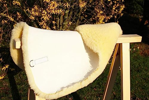 Große Sattelunterlage, Qualitäts Lammfell Unterlage für Schabracke o. Satteldecke, Sattelpad | Fellunterlage: Druckentlastung, Verbesserung der Sattellage (70 cm breit - 60 cm lang)