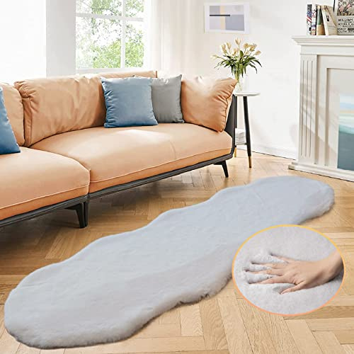 ORINOVA Teppich Schlafzimmer Bettvorleger Flauschig Grau Fellteppich 60x180 cm Kunstfell Teppich Weich Wohnzimmer Waschbar Fellform