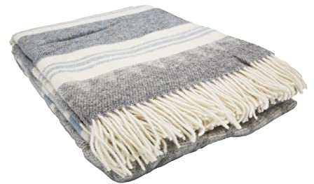 GLAESER Wohndecke Fair Deluxe aus 100% Wolle | Couchdecke/Sofadecke/Kuscheldecke mit Fransenborde (Grau/Beige/Blau)