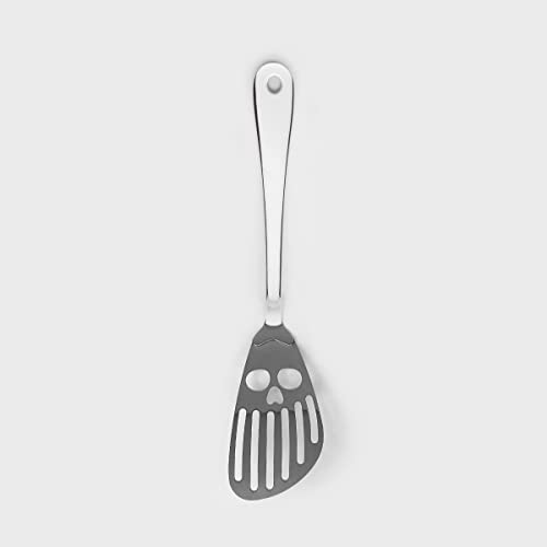 Suck UK | Totenkopf-Kochspatel | Edelstahlspatel | Gothic-Haushaltswaren Küchenutensilien | Schlitz-Fischscheibe | Wokspatel & Metallspatel für Küchenzubehör | Gothic-Geschenke & Totenkopf-Geschenke