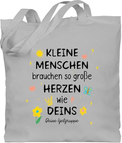 Geschenk mit Namen personalisiert by Shirtracer - Baumwolltasche - Kleine Menschen brauchen so große Herzen wie deins I Abschluss Geschenke Erzieher Abschiedsgeschenk Erzieherin Geschenk Kita