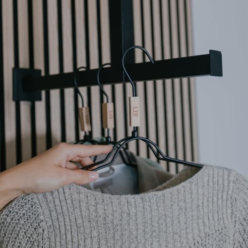 LIO HOME® Kleiderbügel Schwarz Metall – Extra stabil mit Breiten Schultern, 360° drehbarem Haken – hält die Kleidung in Form