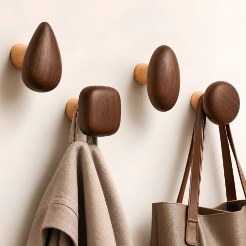 DomuViva Garderobenhaken Holz 4er Set | Wandhaken Garderobe | Walnuss natur | 4 Kleiderhaken Holz für Garderobe, Flur und Bad – als Jackenaufhänger mit Schraubmontage oder Klebepads auf glatten Fliesen