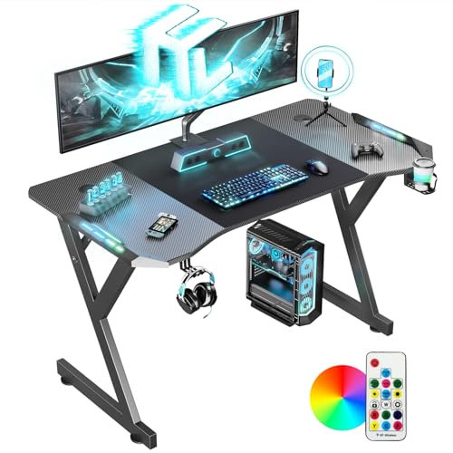 HLONONE LED Gaming Schreibtisch 140 x 60 cm, Gaming Tisch mit LED, Stabiler PC Tisch mit Kohlefaserbeschichtung, Gamer Tisch mit Getränkehalter und Kopfhörerhaken, Schwarz